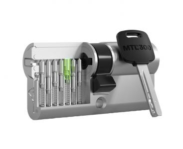 Bezpečnostná cylindrická vložka Mul-T-Lock MTL 300 v reze s kľúčom